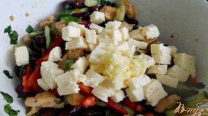 Салат с фасолью, курицей и сухариками