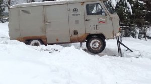 Буханка вывесилась на отвал. Ставим лебедкой обратно.