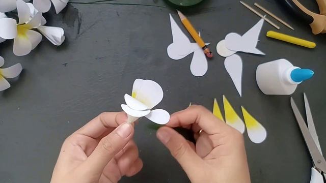 DIY Paper Flower Plumeria or Kalachuci | Paper Crafts Tutorial смотреть онлайн