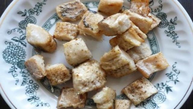 Салат из двух видов огурцов и запеченной щуки