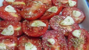 Салат с печеными томатами и рукколой