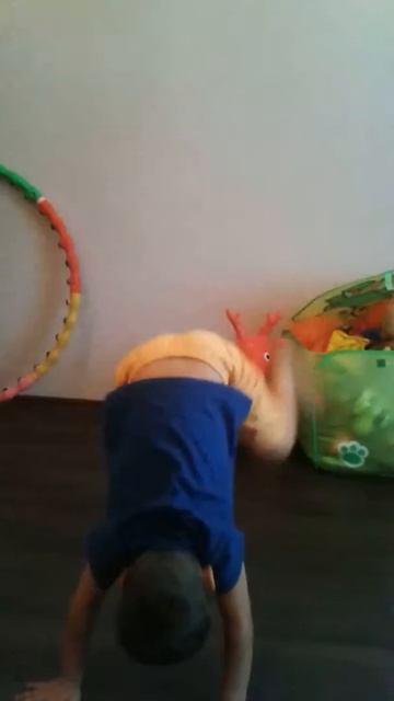 Маленький мальчик  танцует "брейк данс" смотреть онлайн