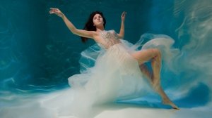Девушка танцующая под водой