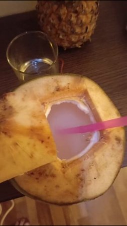 Пью сок Кокоса. Пхукет. Таиланд.