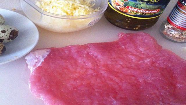 Рулетики из свинины с перепелиным яйцом, огурцом и сыром