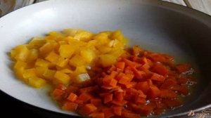 Грибы жареные с овощами и куриными желудочками