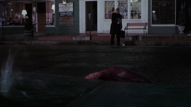 Космическая плотоядная сопля растворяет жителей города