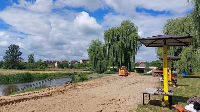 Біля річки Луга облаштували пляж для відпочивальників смотреть онлайн