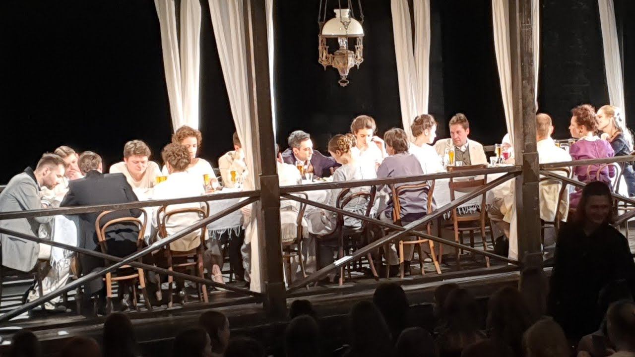 Живой антракт под живой оркестр в спектакле Сергея Женовача "Записные книжки" по Чехову (СТИ) смотреть онлайн