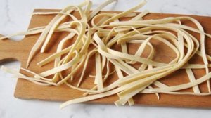 Домашняя лапша с чесноком и зеленью