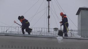 ЧИСТКА СНЕГА С КРЫШИ, ТЕСТИРУЮ СВОЮ НОВУЮ ВИДЕОКАМЕРУ PANASONIC HC-V260 ПРОВЕРКА ЗУМА