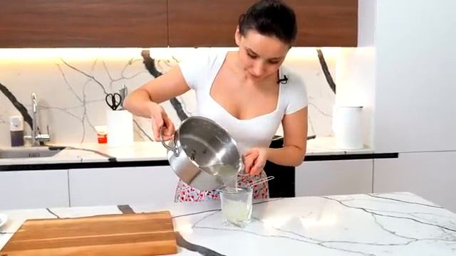 Больше НЕ жарю РЫБУ! ДЕШЕВЫЙ И ПОЛЕЗНЫЙ рецепт! Хек в соусе на сковороде смотреть онлайн