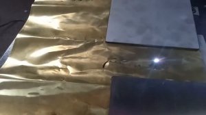 Лазерная резка латуни толщиной 0,05 мм с помощью маркировочной машины для волоконного лазера 30 Вт.