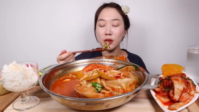 얼큰 뜨끈한 만두전골♨️🥟 칼국수,떡국떡.겉절이김치 마지막엔 밥까지 말아서  든든하게! 한식먹방 KOREAN Spicy Dumplings hotpot MUKBANG