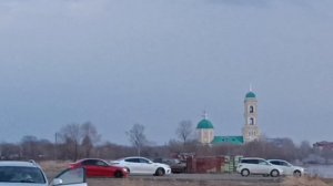Яркий закат  и полнолуние на Каме.