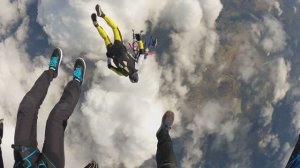 Прыжок с парашютом в рампу МИ-8 через облака