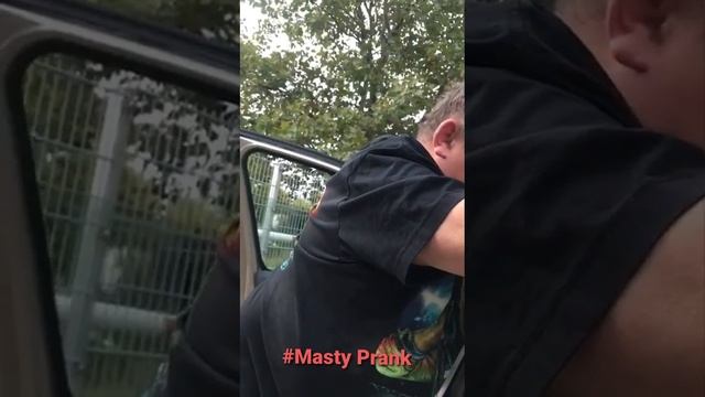 Omul nu mai poate, face pe el !