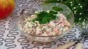 Салат с крабовыми, рисом и грибами