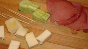 Канапе из балычка с огурцом и сулугуни
