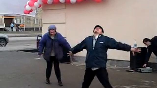 "БОМЖЫ НА ПОДТАНЦОВКЕ" смотреть онлайн