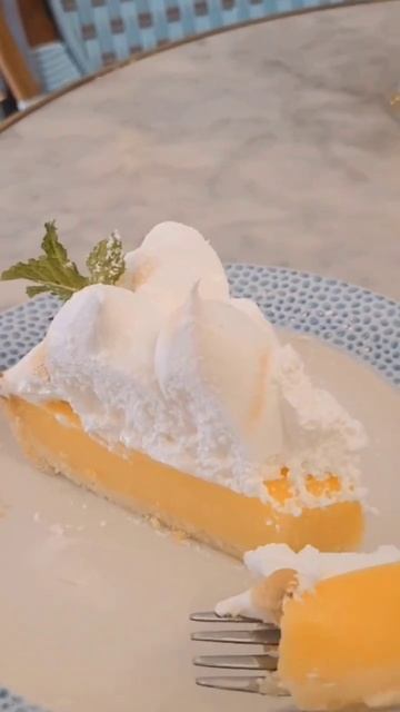 Lemon Pie 🍋 at the Famous Bristol Café | Barcelona | #shorts смотреть онлайн