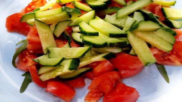 Салат из рукколы с овощами и оливками