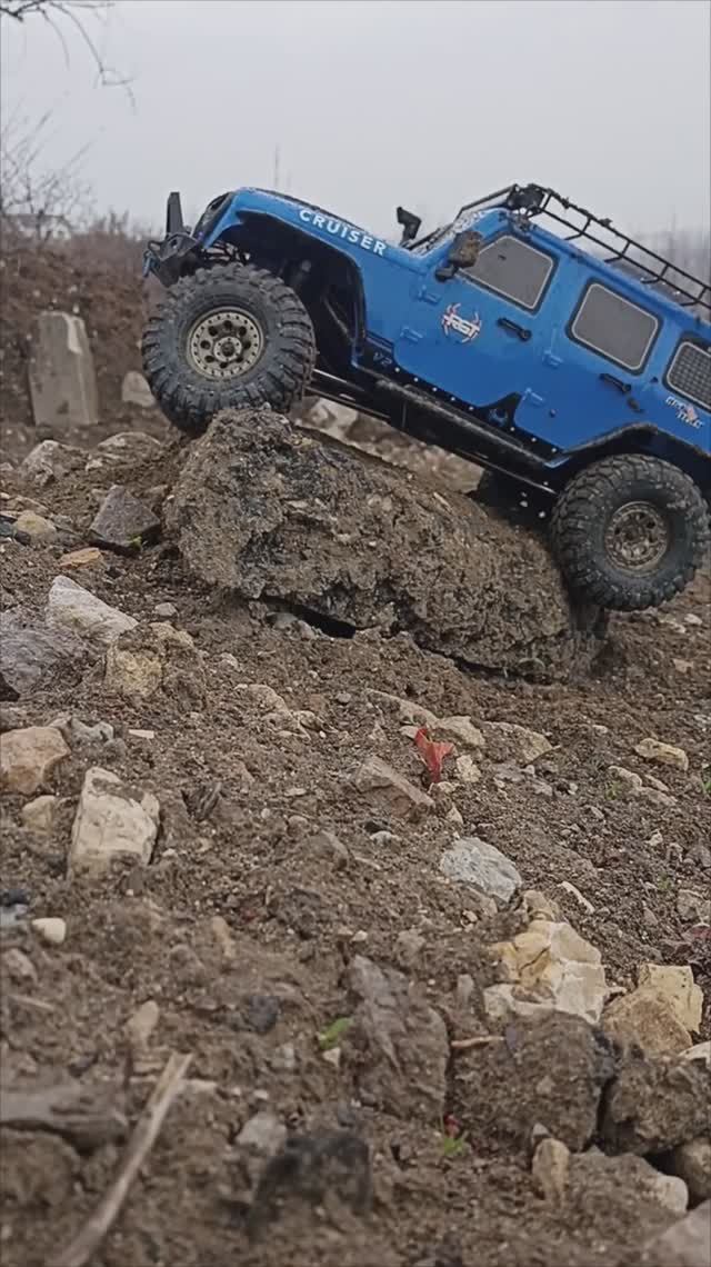 RGT EX86100 преодолевает препятствия #rc #rccar #crawler #4x4rc #scale #rclife #rcmodel #rgt #jeep