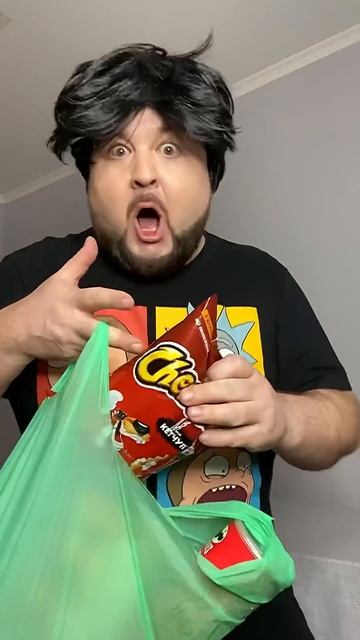 Сопля не делиться своими вкусняшками 😈 #shorts смотреть онлайн