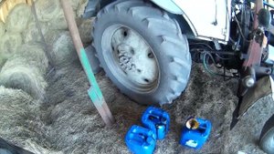 Пришёл менять масло, а тут нежданчик. Меняю масло в КПП ЮМЗ-6АЛ, о масле, шинах и кабине.