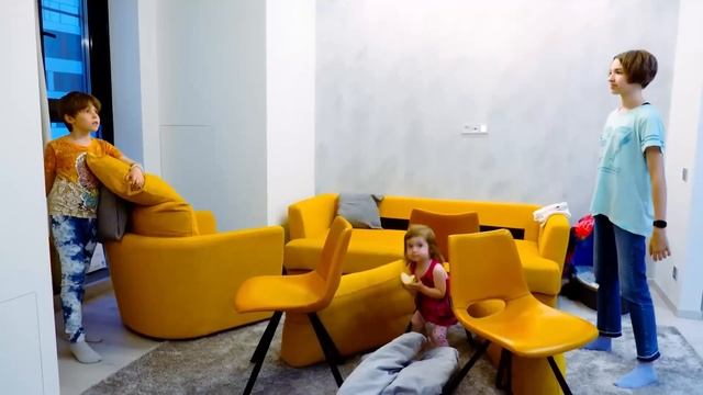 Costruiamo un fortino di coperte per la bambina Bianca. Giochi per i bambini piccoli in italiano смотреть онлайн