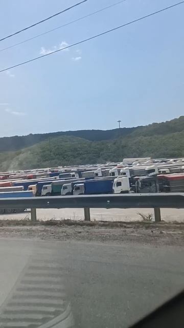 Пробка на въезде в Новороссийск #пробки #грузовики #отдых смотреть онлайн