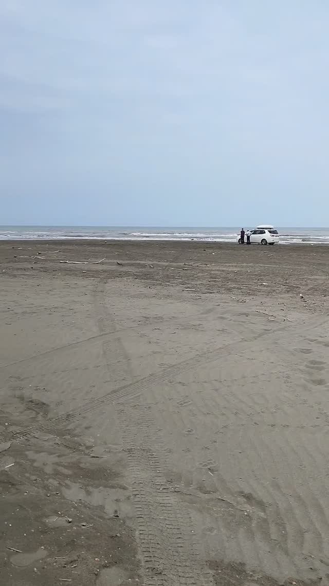 Для тех, кто любит море. Пляж с черным песком в поселке Приморский. Дагестан. Каспийское море