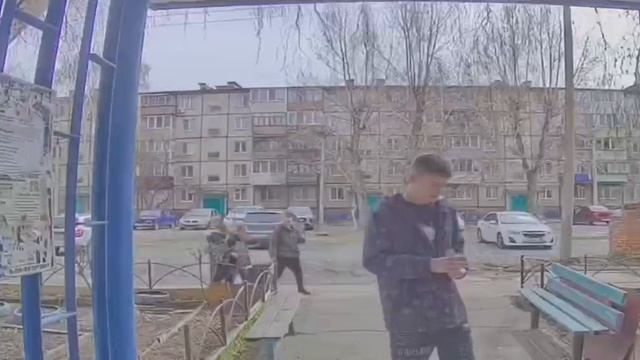 Подростки закрашивают фломастером  видеокамеры на домофонах.