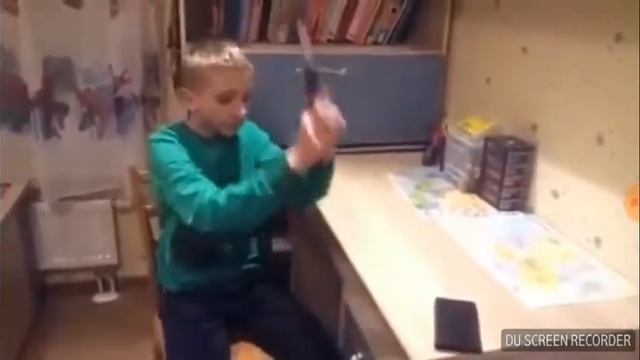 Телефон, чехол, молоток и очень наивный парень. смотреть онлайн