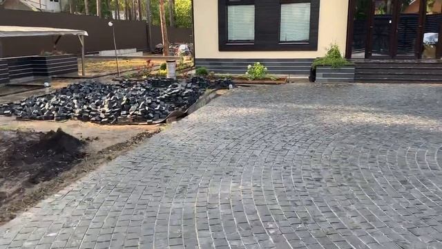 Круговое мощение чёрным камнем. Образец.