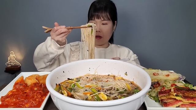 집밥먹방♡ 잔치국수🍜 자색 배추전🥬 청양고추 새우전🍤 꼬치전 석박지 실비김치 먹방 Spicy banquet noodles, jeon, kimchi eating show. ASMR