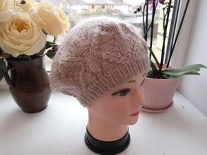 Красивый весенний берет спицами с ажурным узором