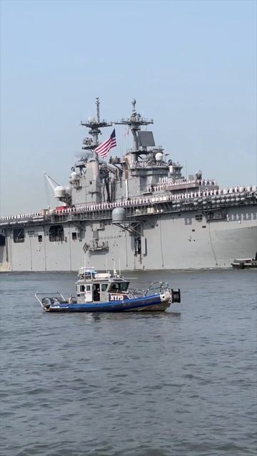 A ship as large as Rockefeller Center Docked in Manhattan! | NYC Fleet Week | USS Wasp смотреть онлайн