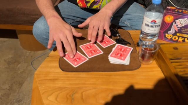 Владислав Везучий, демонстрирует карточный фокус в Чайной.