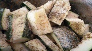 Запеченное куриное филе с кабачком и отварным молодым картофелем