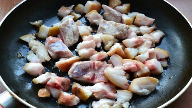 Отварной картофель с салом и грибами