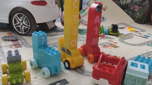 играем в лего дупло для малышей, собираем машины из кубиков лего