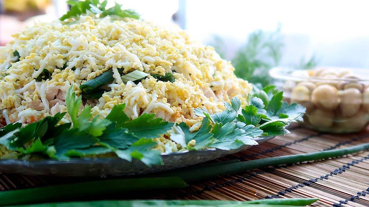 Слоенный пасхальный салат с куриным филе и маринованными шампиньонами