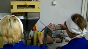 Фасовка сыпучих продуктов в Дой Пак пакеты полуавтомат