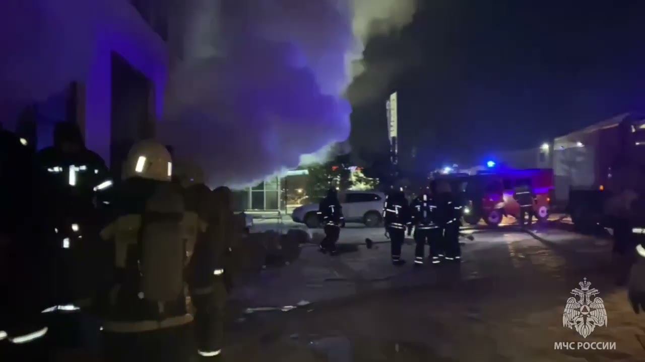 Горит мебельное производство в Уфе: огонь охватил 30 квадратных метров