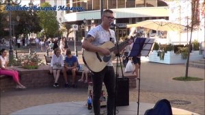 Взял гитару и спел на улице...