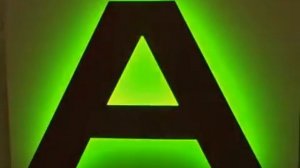 Буква с многоцветной контражурной подсветкой