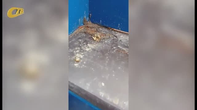 ЖЕЛЕЗНОГОРЦЫ ПОЖАЛОВАЛИСЬ НА ИСПОРЧЕННУЮ ВАНДАЛАМИ ДЕТСКУЮ ГОРКУ НА ПЛОЩАДКЕ ЗА АДМИНИСТРАЦИЕЙ
