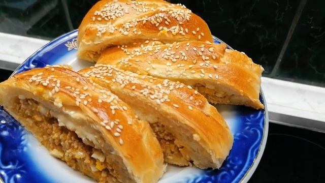 Мясной рулет на слоёном дрожжевом тесте с луком, тыквой и сыром. смотреть онлайн
