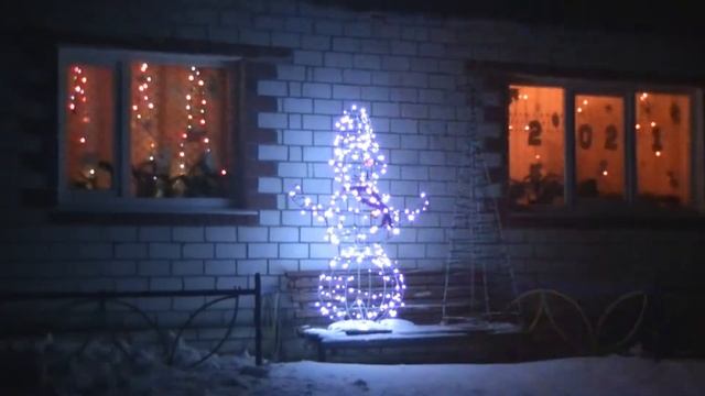 В деревне Шулаковка с разнообразной иллюминацией на домах встретили Новый 2021 год. смотреть онлайн